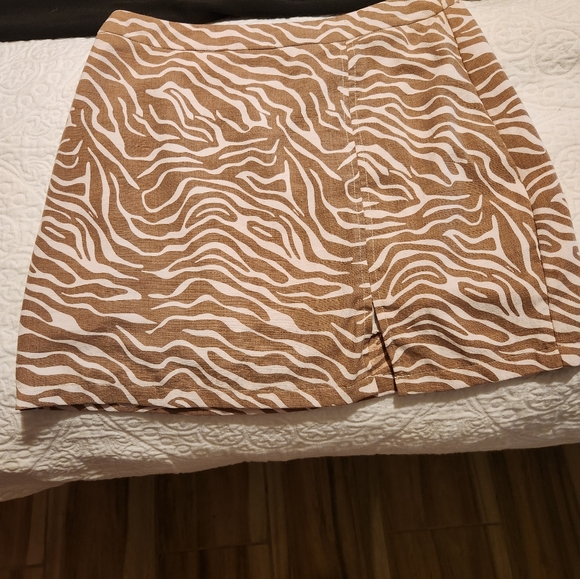 4 EVELYN SKIRT TAN AND BEIGE SLIT IN THE FRONT ZIPPER IN THE BACK - Picture 1 of 6